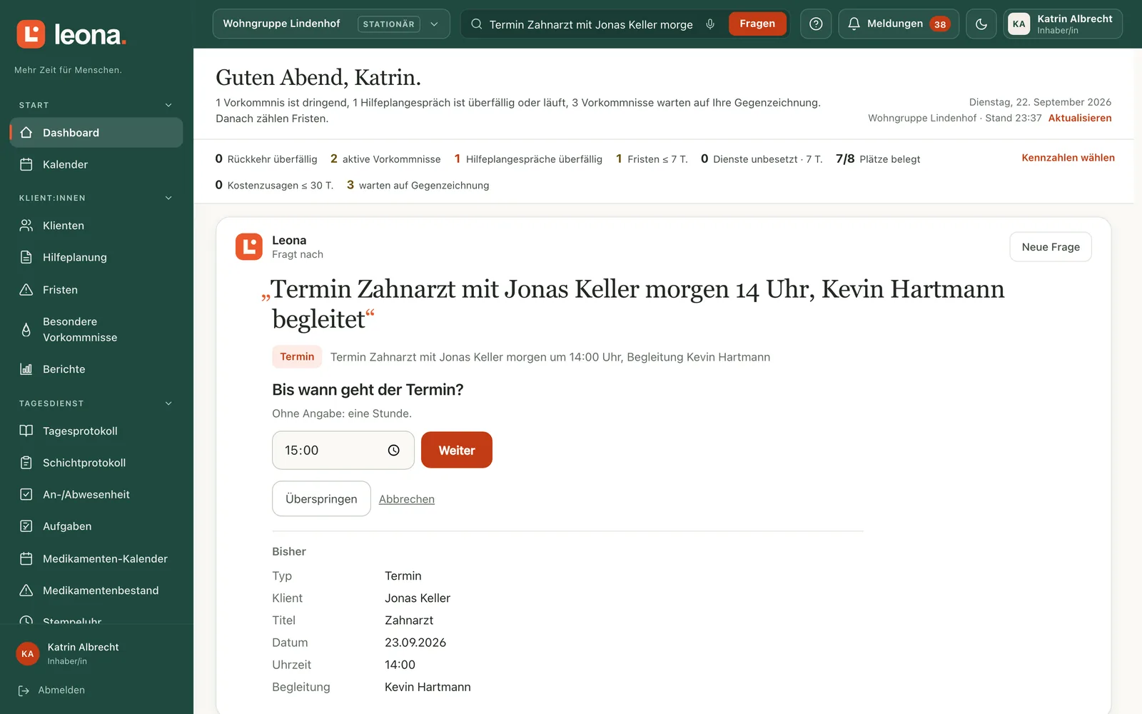 Anlegen per Satz: Leona fragt nach, was fehlt, und zeigt, was angelegt wird.