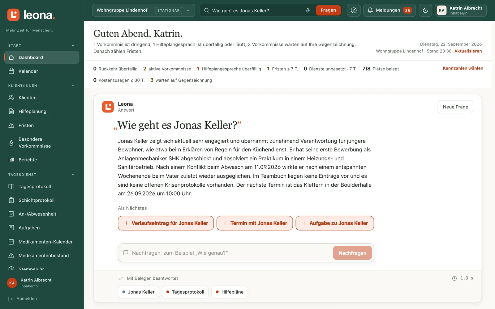 Frag Leona fasst zusammen: „Wie geht es Jonas Keller?“, mit Belegen und nächsten Schritten.