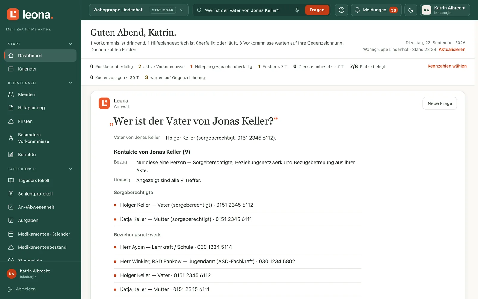 Frag Leona: „Wer ist der Vater von Jonas Keller?“, beantwortet aus der Akte.