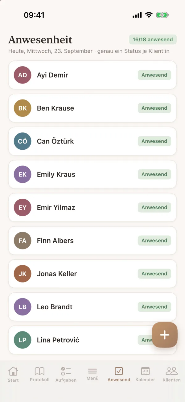 iPhone: Anwesenheit aller Klient:innen, ein Tipp je Status.